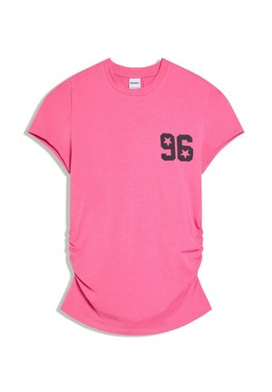 Jasnoróżowa koszulka z krótkim rękawem z czarnym nadrukiem "96" i gwiazdą na lewej piersi, z marszczonymi bokami i okrągłym dekoltem.
