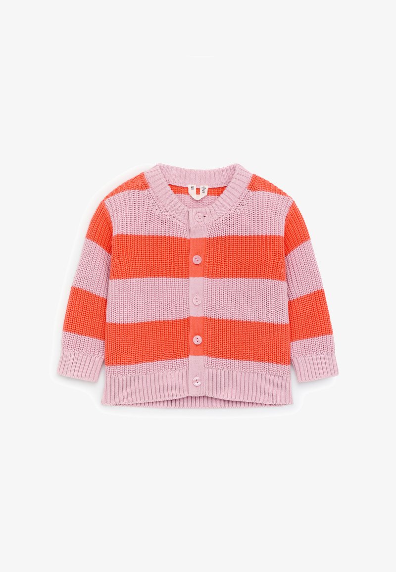 Cardigan tricoté pour enfant avec larges rayures horizontales roses et orange, manches longues, col rond et cinq boutons à l'avant.