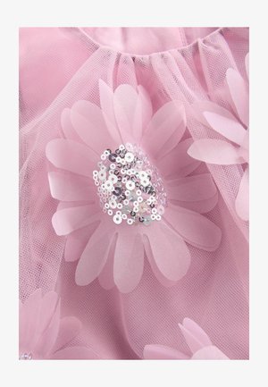 Roze tulle tkanina s višeslojnim cvjetnim aplikacijama. Svaki cvijet ima centar s šljaštećim detaljem, što dodaje teksturiranu notu dizajnu.