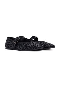 Zwarte platte schoenen met een luipaardprint textuur, afgerond spitse ontwerp, elastische band met gesp en dunne zolen.