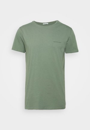 Korte mouw olijfgroen T-shirt met ronde hals en kleine zwarte tekst "Young Poets Society" op de linkerborst.