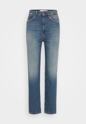 Denim-farkut keskiharmaalla sinisellä pesulla, korkeavyötäröiset ja suoralahkeiset, etutaskuissa niitattuja yksityiskohtia ja hienovaraista haalistumaa.
