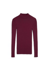 Sweter z długim rękawem, z prążkowanego materiału, z golfem w głębokim burgundzie, leżący na białym tle.
