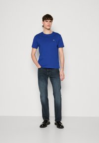 GANT PRINTED ARCHIVE SHIELD - T-shirts - college blue