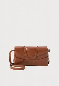 Smeđa kožna torba na preklop s pravokutnim oblikom, strukturiranim dizajnom i istaknutim prednjim detaljem. Uključuje podesivu traku.