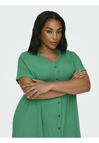 ONLY Carmakoma CARNEWDENIZIA SS CALF  - Rochie tip cămașă - green bee