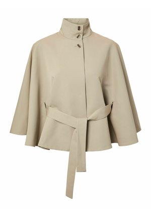 Manteau cape beige avec col montant, trois boutons en écaille de tortue, manches larges et ceinture assortie en tissu nouée à la taille.