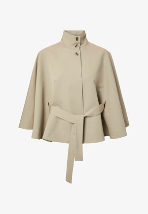 Manteau cape beige avec col montant, trois boutons en écaille de tortue, manches larges et ceinture assortie en tissu nouée à la taille.