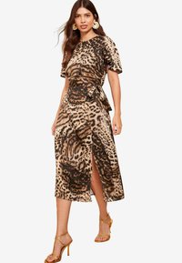 Friends Like These PETITE FIT - FLUTTER SLEEVE PRINTED  - Dnevna haljina - brown