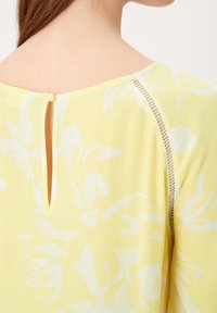 s.Oliver BLACK LABEL MIT ALLOVER-PRINT - Blouse - bright yellow aop