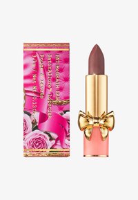 Satin Lippenstift in einer pinken und goldenen Tube mit einer Schleife, ausgestattet mit einer rundlichen, mauve-farbenen Mine. Die Verpackung zeigt ein floral gestaltetes Design mit Text.