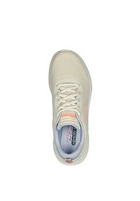 Zapatilla deportiva beige con parte superior de malla, punta redonda, cordones planos y sutiles acentos naranjas en el costado y en la lengüeta, con plantilla acolchada.
