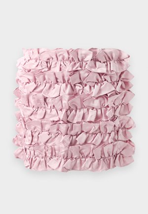 Rožinė volanų medžiaga, sudaryta iš kelių sluoksnių minkšto, satino panašaus tekstūros audinio su susiraukšlėjusiomis briaunomis. Stačiakampio formos, su turtinga, tolygia spalva.