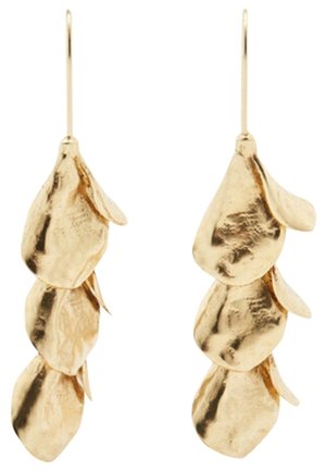 Złocone kolczyki wiszące z trzema nakładającymi się na siebie, teksturowanymi, metalowymi elementami w kształcie liści na cienkich haczykach.