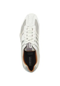 Sneaker bianca con dettagli in rete e suede, caratterizzata da un design con lacci, accenti grigi e suola marrone. Include un logo sulla linguetta.