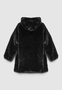 Cappotto in pelliccia sintetica nera con cappuccio, caratterizzato da una texture morbida e soffice, maniche ampie e una vestibilità comoda, con un colore e un design uniformi.