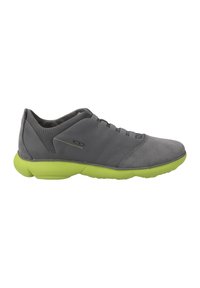 Grijze suède en mesh sneaker met een groene rubberen zool. Kenmerkt gestikte accenten en een vetersluiting. Zijprofilen.