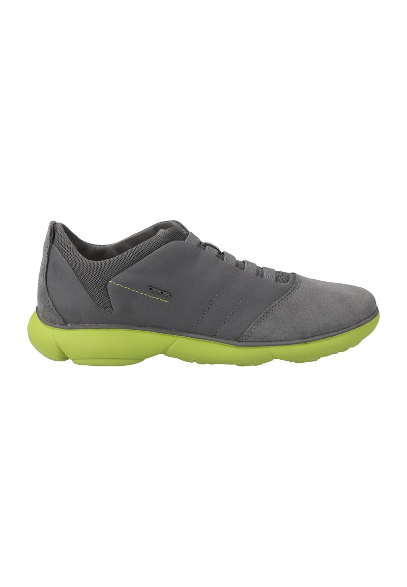 Grijze suède en mesh sneaker met een groene rubberen zool. Kenmerkt gestikte accenten en een vetersluiting. Zijprofilen.