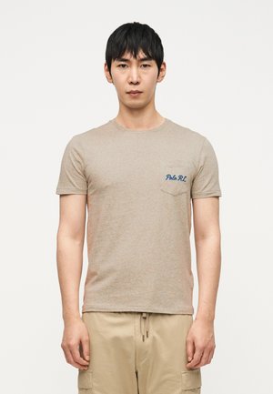 Γκρι μελανζέ κοντομάνικο μπλουζάκι με στρογγυλή λαιμόκοψη· διαθέτει τσέπη στο αριστερό στήθος με μπλε κέντημα "Polo RL".