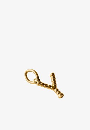 Colgante de oro con forma de la letra Y con textura de cuentas y anilla adjunta sobre un fondo blanco.