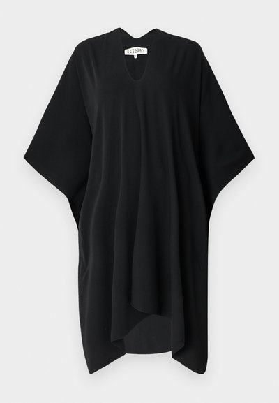 Must must ehete kaftan V-kaelusega ja laia varrukaga, valmistatud pehmest ja voolavast kangast. Omab lõdva siluetti ja ilma kinnitusteta.