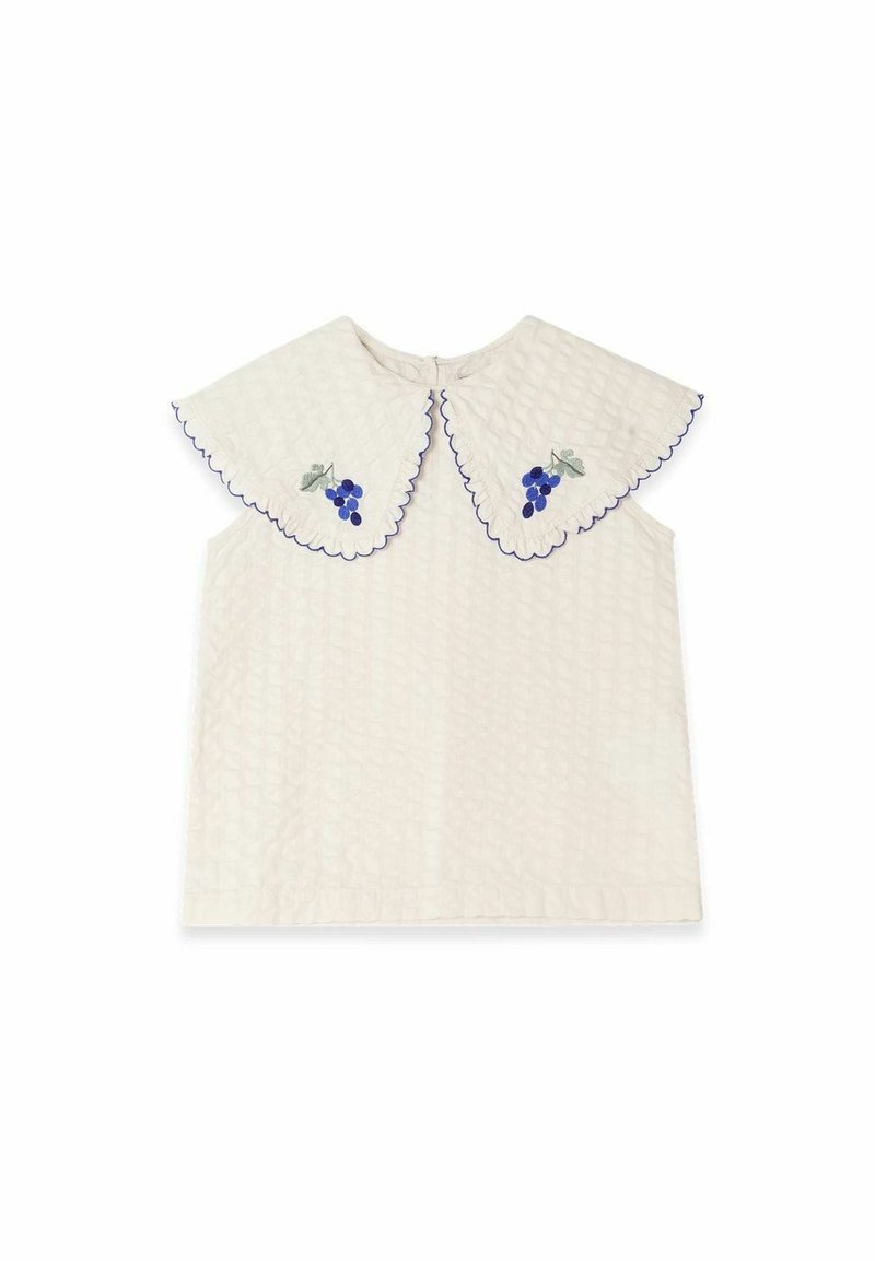 Hvid bluse med et tekstureret gittermønster, stor bølget krave med blå broderi af druer og blade, lukning bagpå.