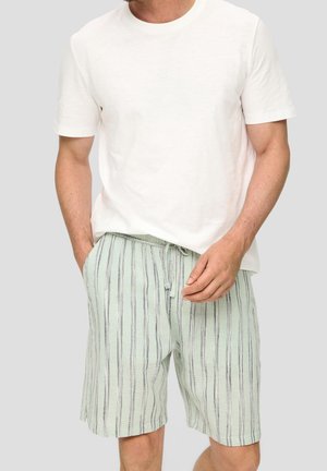 Hvid bomulds t-shirt kombineret med lysegrønne, stribede linnedshorts med snøre. Shortsene har tynde, mørke striber som kontrast.