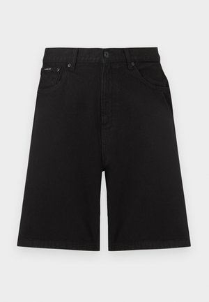 Μαύρα τζιν σορτς με ψηλή μέση, θηλιές για ζώνη, κλείσιμο με κουμπί και φερμουάρ, μπροστινές τσέπες και τσέπη για κέρματα, εμφανίζονται σε απλό ανοιχτό φόντο.