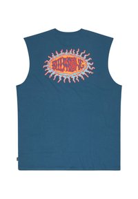 Ärmelloses blaues Hemd mit einer leuchtend orange-roten, wellenförmigen ovalen Grafik, die auf dem oberen Rücken wie eine Sonne aussieht.