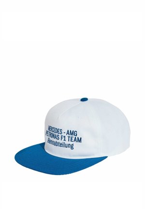Biała i niebieska czapka snapback z wyhaftowanym na przodzie napisem "Mercedes-AMG Petronas F1 Team Rennabteilung" w niebieskich literach.
