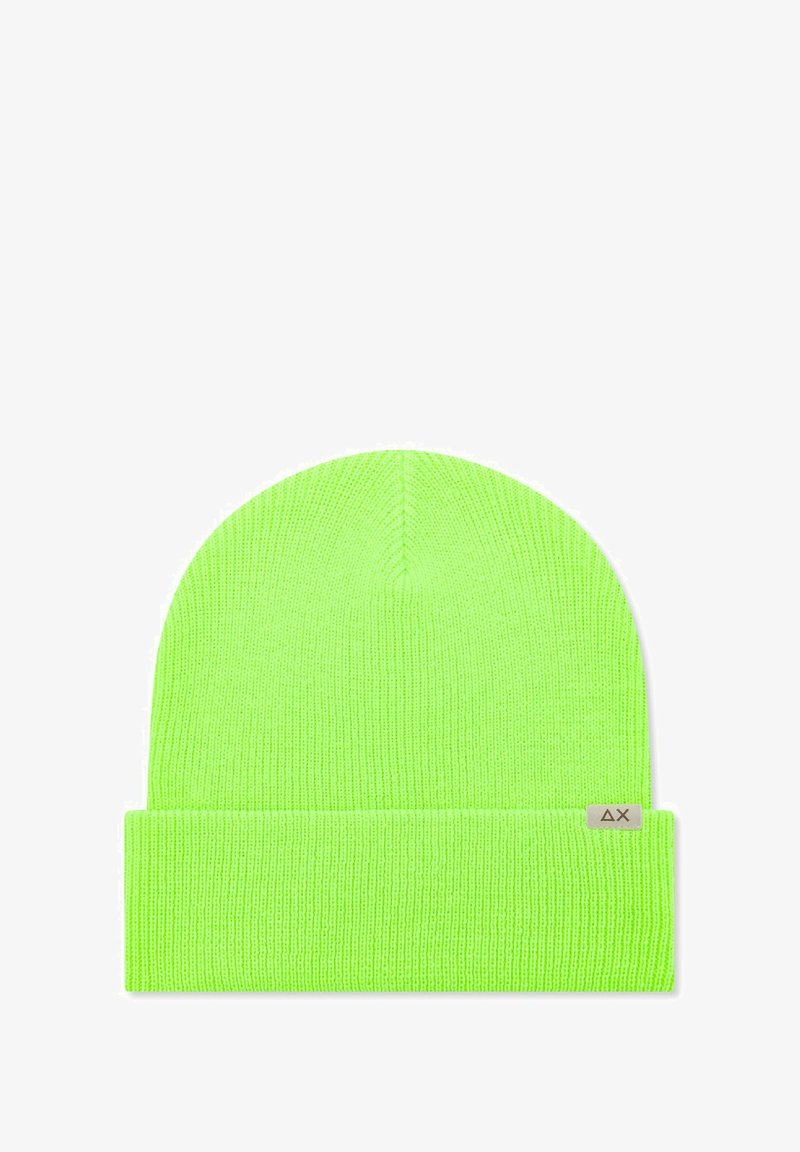Beanie in maglia verde neon con risvolto. Texture a coste e una piccola etichetta con logo sul lato. Materiale leggero e elasticizzato.