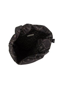 Borsa a secchiello nera con una morbida fodera interna a motivo diamante e sottili dettagli con logo, che garantisce un design spazioso e testurizzato.