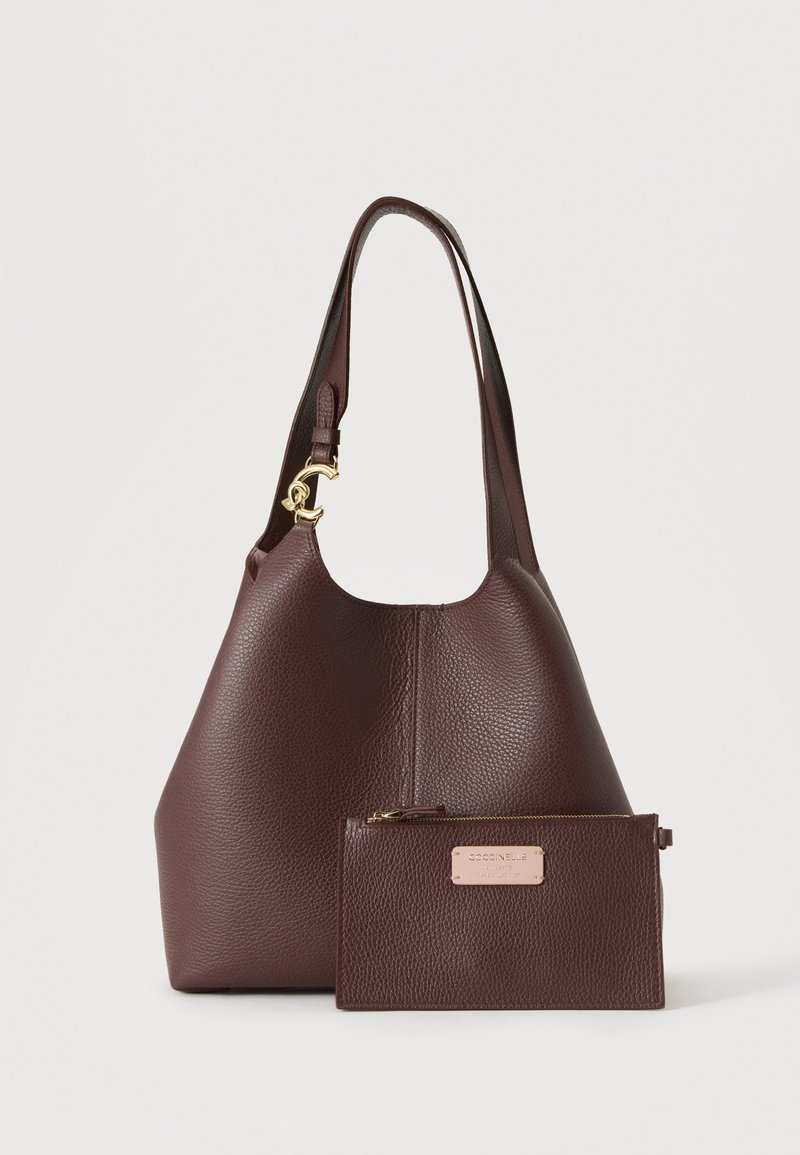 Sac à bandoulière en cuir texturé marron foncé avec une pochette zippée assortie comportant une petite plaque logo rectangulaire.