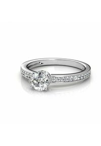 Anello di fidanzamento in argento con una grande pietra centrale a forma di diamante rotondo, circondata da piccoli diamanti lungo la fascia, finitura lucida e liscia.