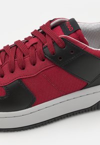 HUGO KILIAN - Matalavartiset tennarit - open red