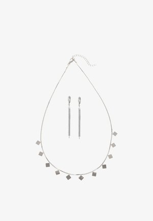 Collier en argent avec pendentifs carrés et chaîne délicate ; assorti à de longues boucles d'oreilles pendantes élégantes ornées de pampilles en argent.