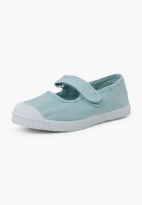 Chaussure Mary Jane en toile bleu clair avec une sangle en velcro, bout rond et semelle en caoutchouc blanc. Semelle texturée pour une meilleure adhérence.
