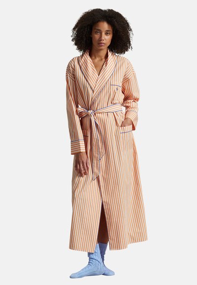 Pomarańczowo-biała długa szlafrok w paski z paskiem w talii, wyciętym kołnierzem i kieszeniami. Niebieskie akcenty wzdłuż krawędzi i mankietów.