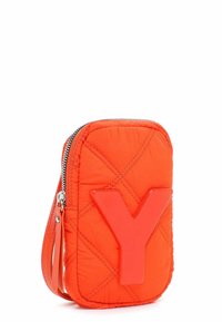 Gequilted oranje nylon tas met een glanzend rode "Y" accent; beschikt over een ritssluiting en een bijpassende schouderband.