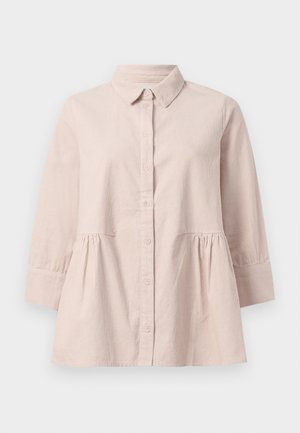 Chemise boutonnière rose pâle avec un col et des manches trois-quarts. Dotée d'une taille froncée, d'une texture douce et de fines rayures verticales.