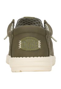 Olivgrüner Slipper mit strukturiertem Obermaterial, Gummisohle und cremefarbenen Akzenten; verfügt über das "HEY DUDE"-Branding an der Ferse.