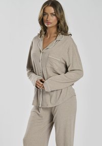 Loungeable LONG SLEEVE TRADTIONAL AND LONG PANT - Nachtwäsche Set - OATMEAL