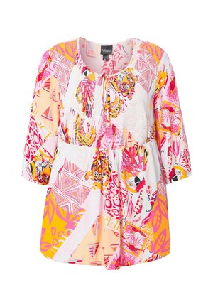 Multikleurige blouse met een ronde halslijn, driekwart mouwen en een levendig patroon van bloemen en geometrische vormen in roze, geel en wit.