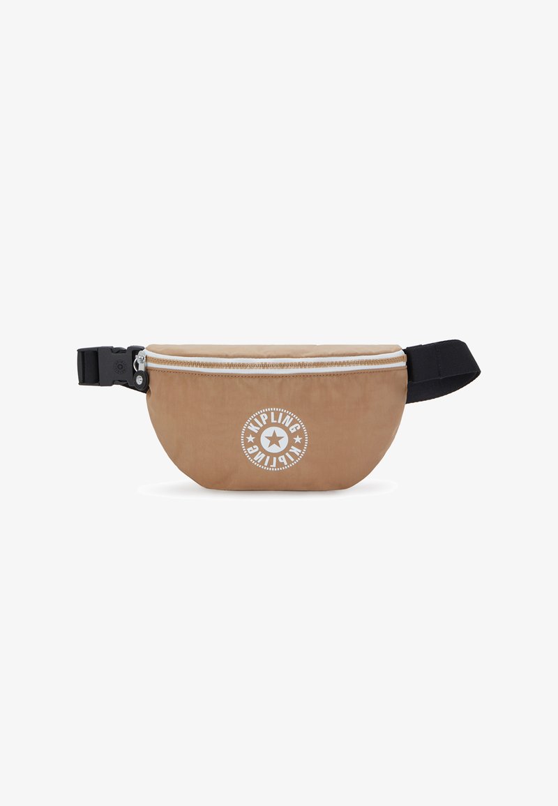 Bruine stoffen heupzak met een witte rits, een rond logo-accent en een verstelbare zwarte riem, met een gladde textuur en een ronde vorm.