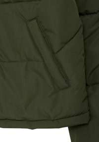 Olivegrüne Pufferjacke mit horizontalem Steppmuster, einer Seitentasche und einer glatten, matten Oberflächenstruktur.