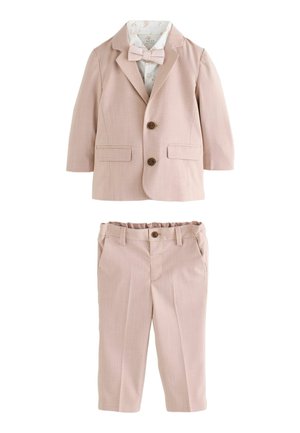 Costum roz deschis pentru copii mici cu sacou, pantaloni asortați, cămașă albă cu imprimeu floral și papion roz așezate pe fundal alb.
