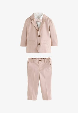 Costum roz deschis pentru copii mici cu sacou, pantaloni asortați, cămașă albă cu imprimeu floral și papion roz așezate pe fundal alb.