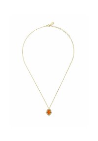 Collana in oro con un pendente ornato, che presenta una pietra arancione al centro, circondata da un bordo decorativo.
