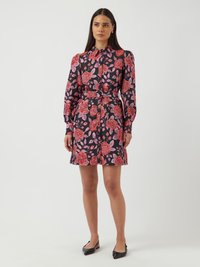 Robe florale avec un col, des manches longues et une taille cintrée. Tissu noir avec de grandes roses roses et des feuilles vertes. Design ceinturé.