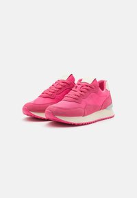 Heleroosa sneakers, mis on valmistatud nahast ja võrgust, ümarate varvastega, paelaga disainiga ning valge rubberist tallaga, millel on mustrimuster.